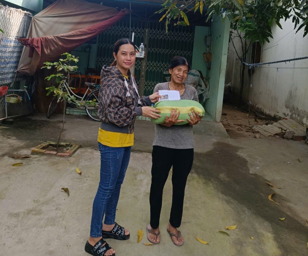 Description: E:\hinh lam TIN BAI\PHU NU\2024\trao qua hvpn kk thang 8\24-8-2024 - TIN (hinh anh) Phụ nữ Phú Hiệp chăm lo cho hội viên phụ nữ khó khăn (2).jpg