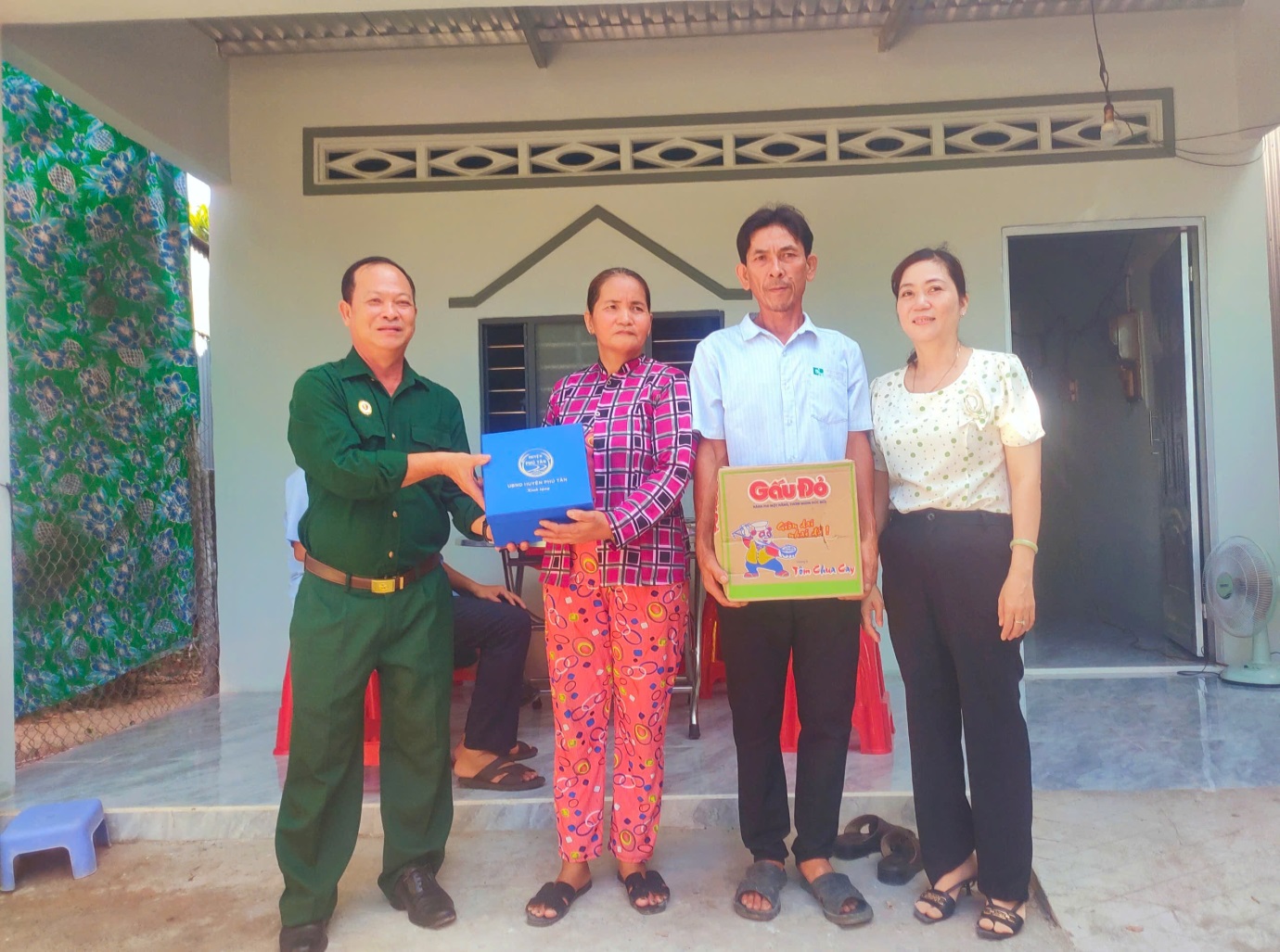 Description: E:\hinh lam TIN BAI\MAT TRAN\2025\25-4-2025 trao nha thuoc ct xoa nha dot nat - Hoa Hiep\z6539633558413_e31fed40aa1891ab27c54ca65b04aa19.jpg