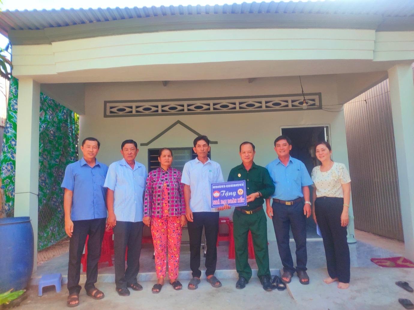 Description: E:\hinh lam TIN BAI\MAT TRAN\2025\25-4-2025 trao nha thuoc ct xoa nha dot nat - Hoa Hiep\z6539633319570_90ef304355bbfb718d17f54d4019e861.jpg